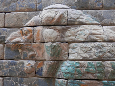 Ishtar Gate and Processional Way from Babylon (Pergamon Museum, Berlin)   by E.V.Pita (2015)  http://archeopolis.blogspot.com/2015/10/babilonia-doors-of-wall-pergamo-museum.html   Puertas de las murallas de Babilonia (Museo Pérgamo de Berlín)  por E.V.Pita (2015)  Portas de Babilonia