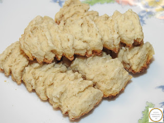 Biscuiti de casa fragezi si pufosi reteta taraneasca veche cu untura faina zahar vanilie oua amoniac otet retete culinare mancare gustare desert biscuit aluat aluaturi patiserie traditionala,