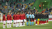 SELECCIÓN DE ESPAÑA. Temporada 2020-21. Sergi Roberto, Dani Olmo, Sergio Canales, Gerard Moreno, Dani Ceballos, Eric García, Diego Llorente, Rodrigo, Reguilón, Kepa y Busquets. SELECCIÓN DE PORTUGAL 0 SELECCIÓN DE ESPAÑA 0. 07/10/2020. Partido internacional amistoso. Lisboa, Portugal, estadio José Alvalade. GOLES: No hubo. Las Selecciones de España y Portugal, junto con los árbitros, antes de comenzar el encuentro.