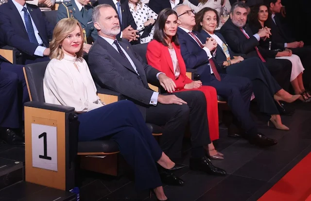 Queen Letizia wore a red suit by Carolina Herrera, and Cylani silk blouse by Hugo Boss. The Minister of Education Pilar Alegría