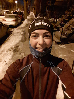 Coureuse souriante, transport actif, commute running, l'hiver, en ville