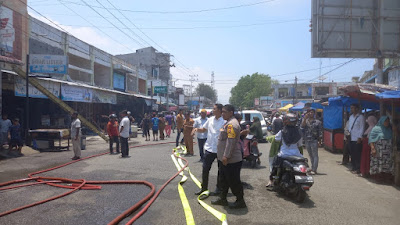 TNI-Polri, Damkar, dan Masyarakat Bersatu Padamkan Kebakaran Kios di Kota Meureudu