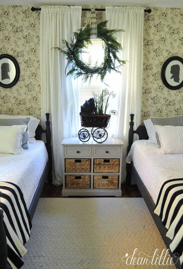 http://dearlillieblog.blogspot.com/2014/11/new-england-christmas-bedroom.html