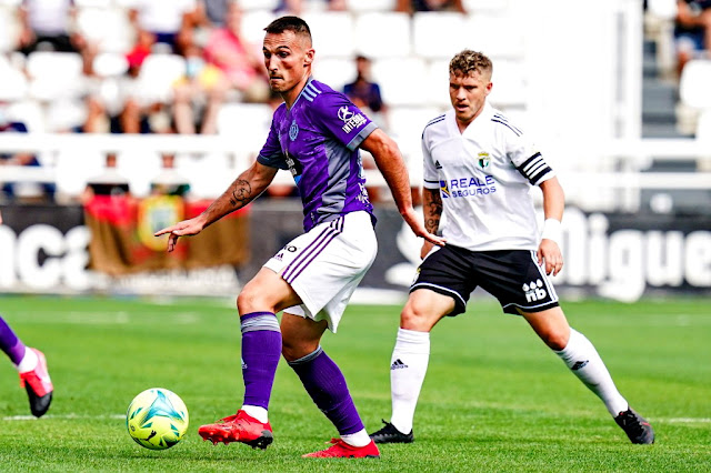 Fede San Emeterio controla la pelota ante Juanma. BURGOS C. F. 3 REAL VALLADOLID C. F. 0. 05/09/2021. Campeonato de Liga de 2ª División, jornada 4. Burgos, estadio El Plantío. GOLES: 1-0: 34’, Juanma, de penalti. 2-0: 39’, Valcarce. 3-0: 42’, Juanma.