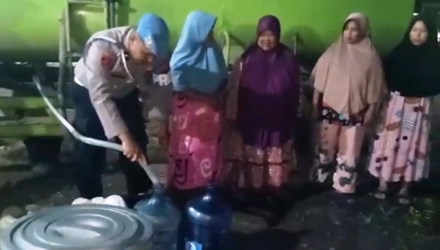 Respon Cepat Polsek Serbajadi Polres Aceh Timur Terhadap Warga Yang Kesulitan Air Bersih