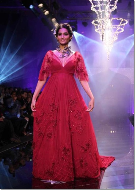 Sonam-Kapoor-Walk-The-Ramp-For-IIJW-2011s-finale-show-4-7