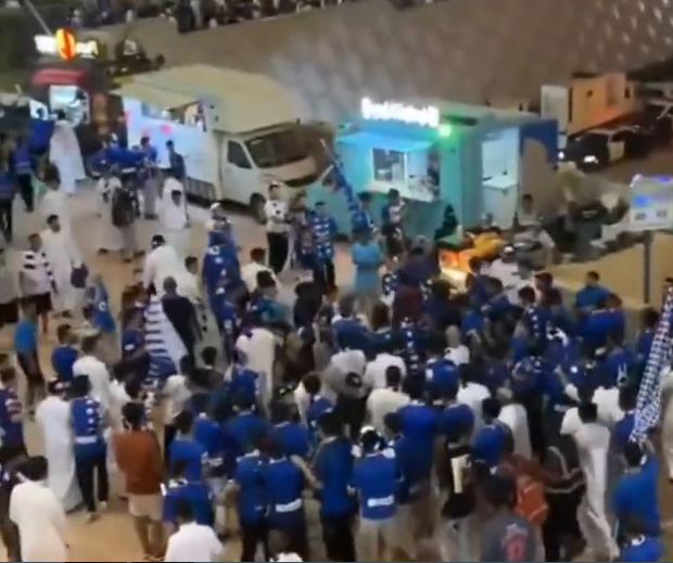 جماهير الهلال تضرب مشجع نصراوي بعد مباراة أوراوا