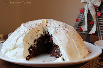 Montagna di castagne, rum e cioccolato ricoperta da leggera neve di panna Stuffer. Dolce al cucchiaio, senza glutine.