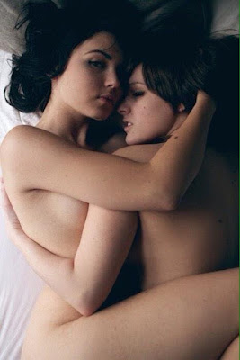  Threesome Lesbian yang Nikmat