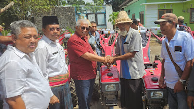 ️Peduli Kaum Tani Lombok Timur, Rachmat Hidayat Sumbangkan belasan Hand Traktor Merah untuk Kelompok Tani Lombok 