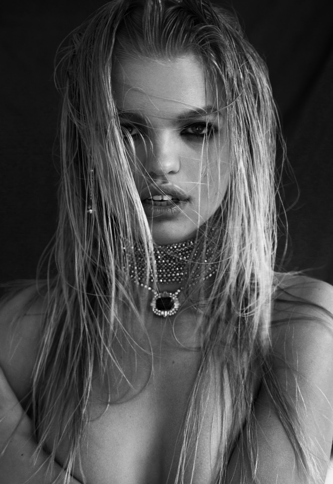 Daphne Groneveld topless photo shoot by Max Papendieck