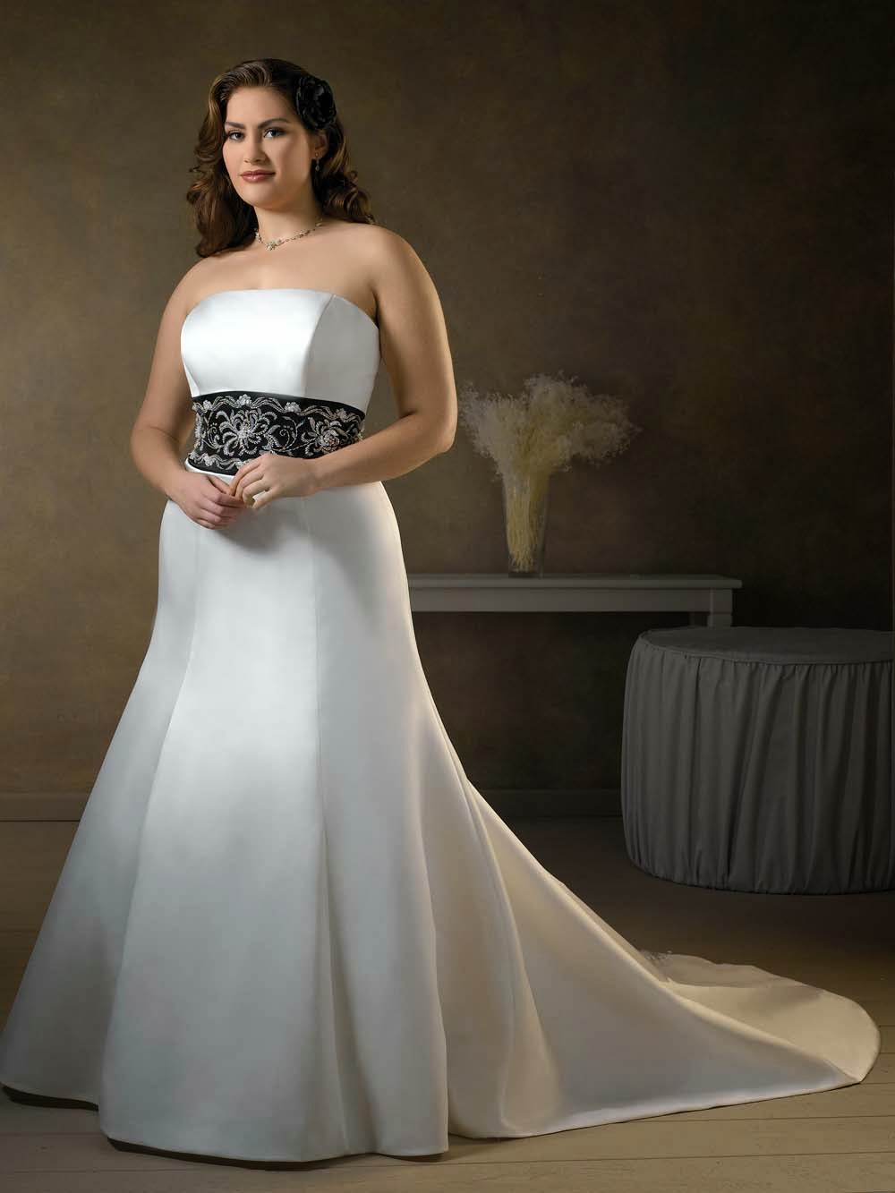 USED WEDDING  GOWN GET HIGH QUALITY PLUS  SIZE  DRESS  WITH 