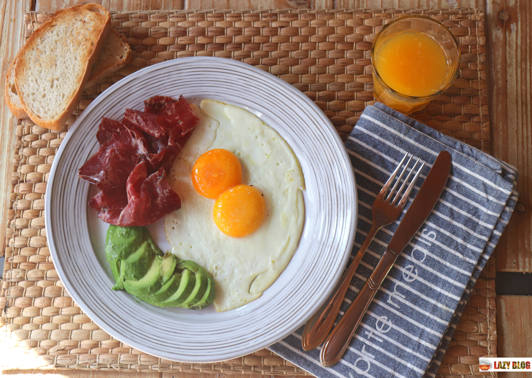 Huevos a la plancha perfectos con aguacate y cecina, receta saludable de desayuno  para un domingo en familia