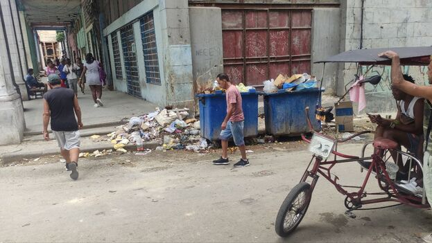 Comida e lixo arruinados acumularam quase 100 horas desde o início do apagão generalizado em Cuba. (14ymedio)