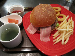 Cafe & Bar Carbs Lunch Menu Hamburger Set ランチメニュー　ハンバーガーセット カフェ＆バルキャブス 十和田市 Towada City