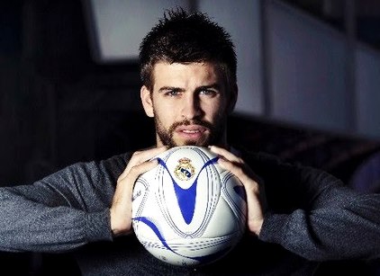 Foto de Gerard Piqué con pelota de fútbol