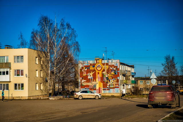 Торец здания покрыт цветным мозаичным панно