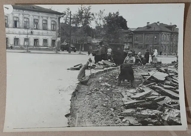 Старая фотография ка люди ломают дорожное покрытие