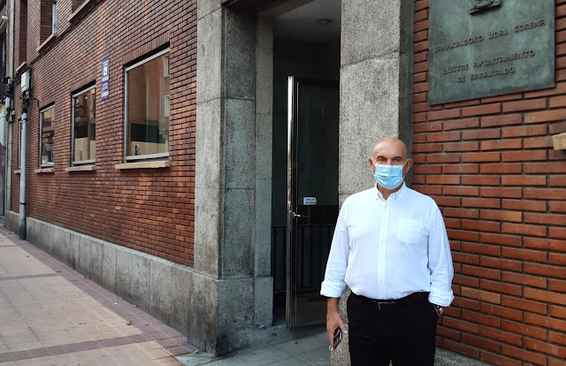 Foto de Ángel Madrazo en la puerta de la oficina del DNI, situada en la comisaría de la Policía local