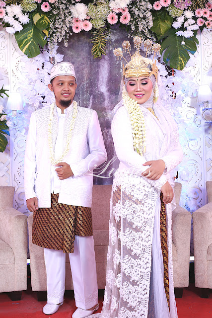 Rias pengantin adat sunda dengan siger dan jilbab