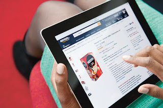 Une personne effectuant un achat en ligne sur une tablette