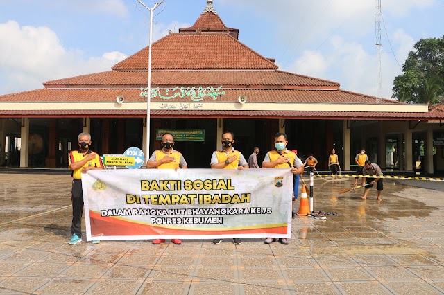 Rangkaian HUT Bhayangkara ke 75 Anggota Polres Kebumen Kerja bakti Bersih Masjid