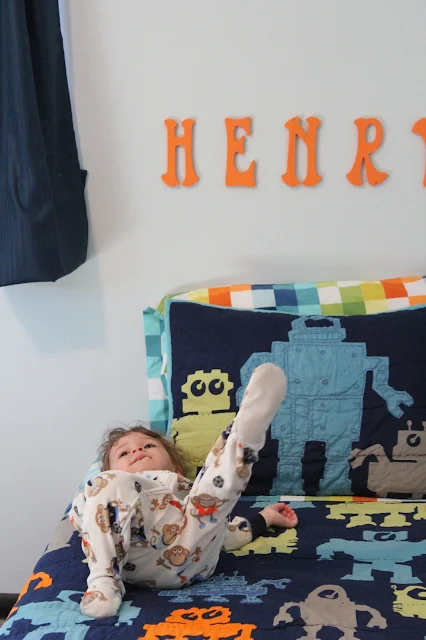 Montessori toddler bedroom, a look inside a Montessori home to a 2-year-olds bedroom