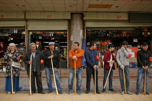  Image Attribute: Shopkeepers line up with wooden clubs to perform their daily anti-terror drill outside the bazaar in Kashgar, Xinjiang Uighur Autonomous Region, China, March 24, 2017. REUTERS/Thomas Peter