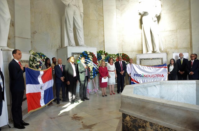 PROINDUSTRIA deposita ofrenda floral en el altar de la patria  