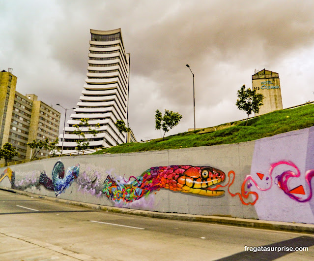 Avenida em Bogotá na Colômbia