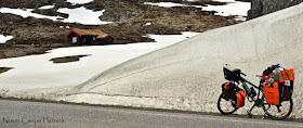 Bicicleta junto a la nieve en la frontera