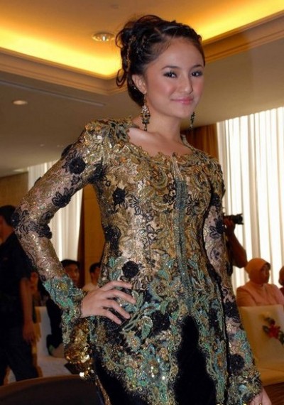 Model Kebaya Wisuda Modern 2019 gebeet com