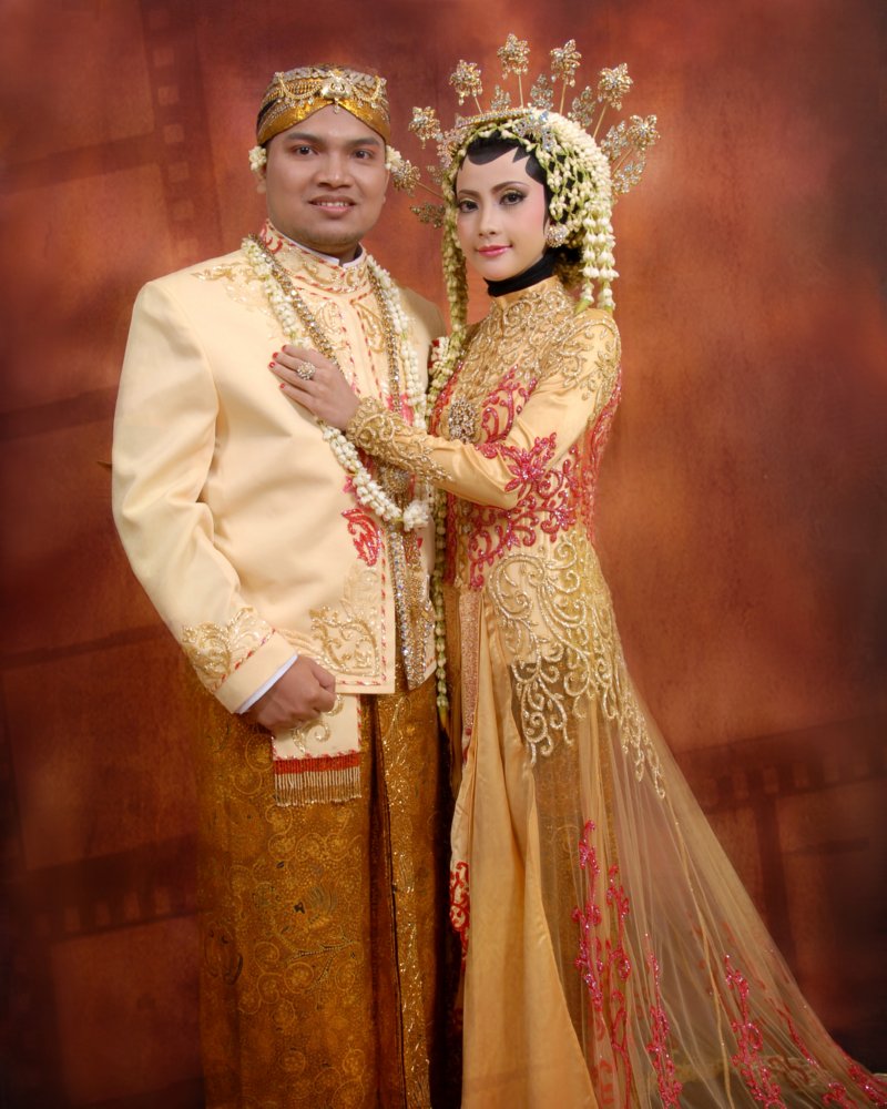 Gaun Pengantin Muslimah Adat Jawa Dengan Sentuhan Modern Gaun Pengantin Muslimah Adat Jawa Dengan Sentuhan Modern