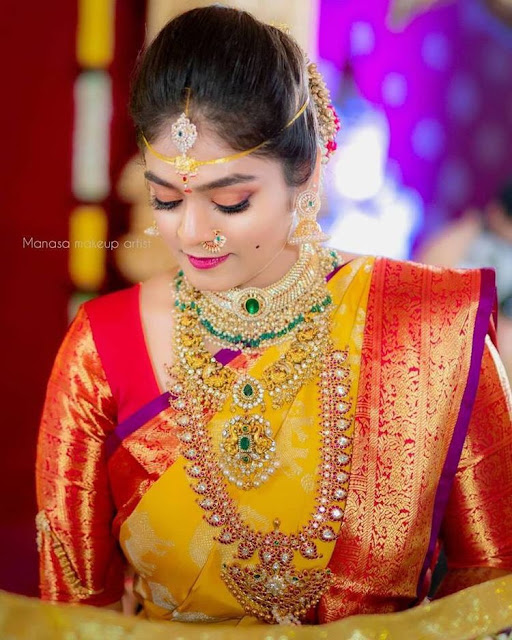 Brides in Kundan Mnago and Bottu Mala