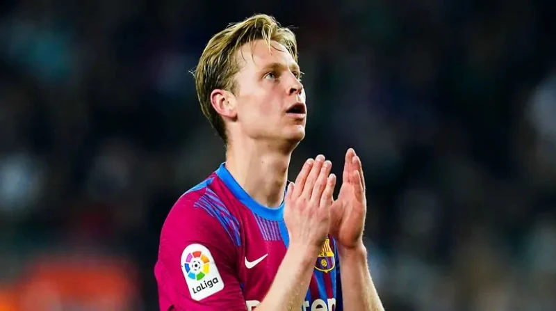De Jong One Step Away From Man United Move As Barca Consider Offer 'Too Good To Reject'
