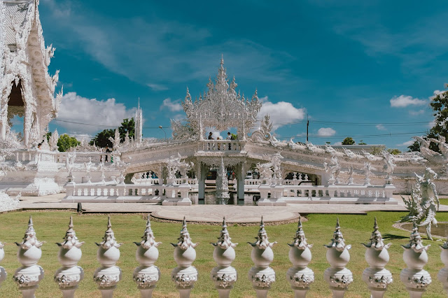 Wat Rong Khun hiện tại đang ngày càng nổi tiếng và đón tiếp lượng lớn du khách tới đây. Chùa mở cửa đón du khách từ 8-18h hàng ngày, nhưng bất kỳ thời điểm nào, dù là giữa trưa nắng, nơi đây đều rất tấp nập, nhộn nhịp.