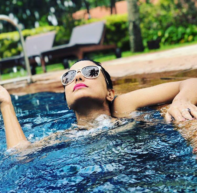 Hina Khan hot images in swim suit
