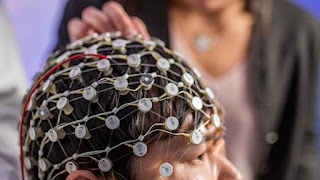 Giving electrical signals to brain