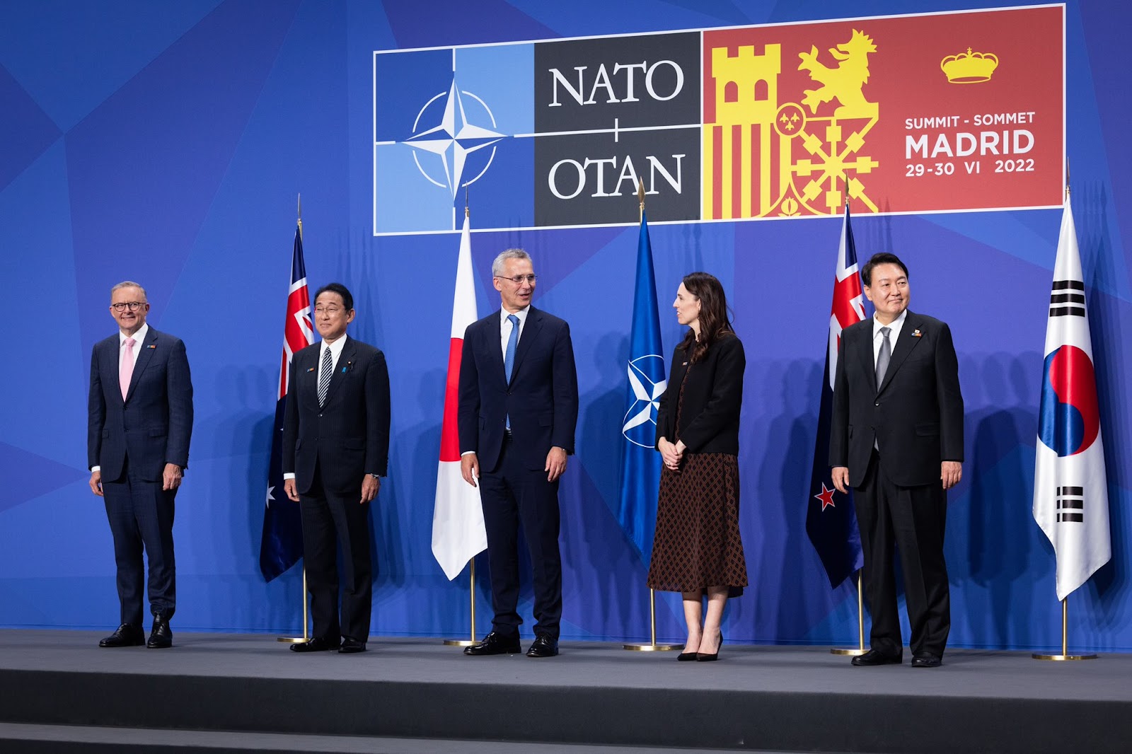 NATOサミット2022に参加した首脳が五人だけ壇上に立っている