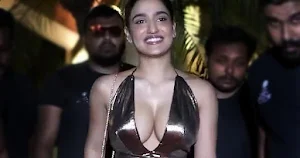 saniya iyappan cleavage golden dress south indian actress