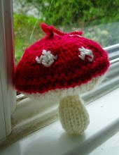 http://translate.google.es/translate?hl=es&sl=en&u=http://miss-aine.blogspot.com/2012/10/free-pattern-mini-toadstool-decoration.html&prev=search