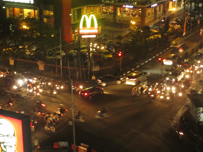 Pemandangan perempatan pasir kaliki Bandung pada malam hari