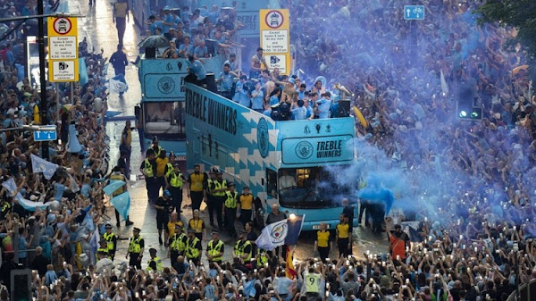 latest news : Manchester City fans and players celebrate the historic treble in the rain