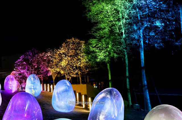 teamlab resonating  trees at Lalaport BBCC