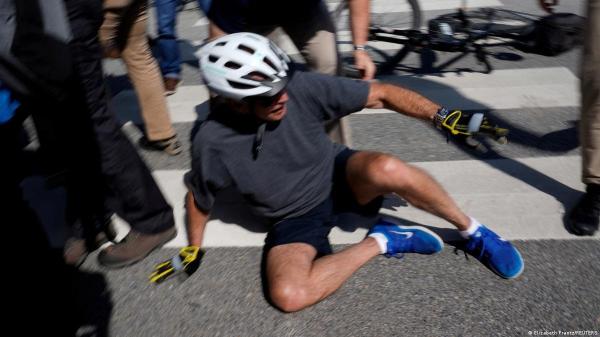 الرئيس الأمريكي "بايدن" بايدن يسقط عن دراجته الهوائية .. فماذا حدث له؟