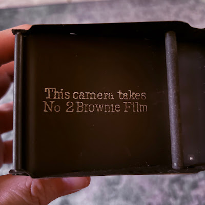 Tekst 'This camera takes No 2 Brownie Film' op onderdeel van oude boxcamera