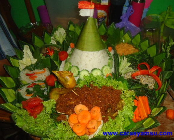 Tumpeng Merdeka 17 Agustus Lengkap dengan Ingkung dan Vas 