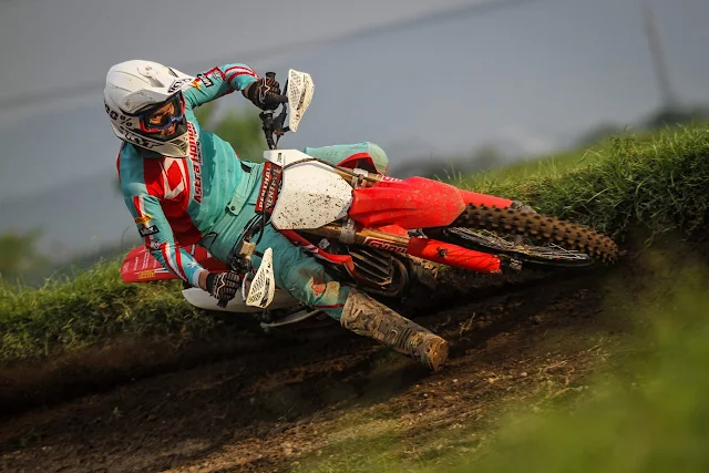 crosser mxgp indonesia crash