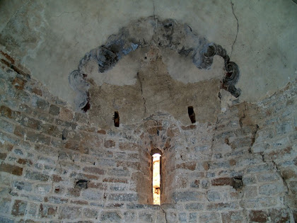 Restes de pintures sobre el guix del parament interior de l'absis de Sant Genís Sadevesa
