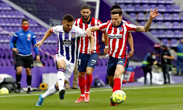 Óscar Plano se anticipa a Sául y a Carrasco. REAL VALLADOLID C. F. 1 CLUB ATLÉTICO DE MADRID 2. 22/05/2021. Campeonato de Liga de 1ª División, jornada 38. Valladolid, estadio José Zorrilla. GOLES: 1-0: 18’, Óscar Plano. 1-1: 58’, Ángel Correa. 1-2: 67’, Luis Suárez.